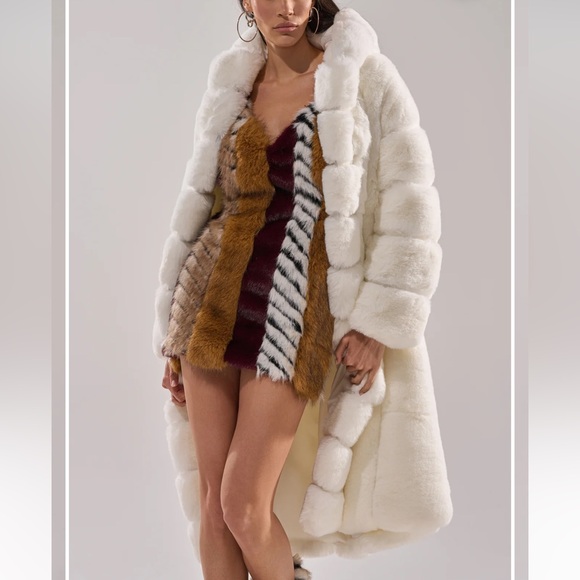 AKIRA Berlin Hooded Faux Fur Luxurious Coat - Picture 4 of 7